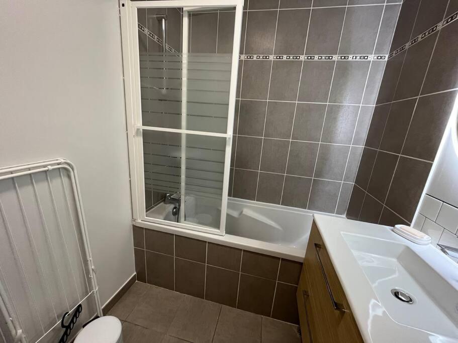 Dahlia, Appt Cosy Avec Parking Et Balcon Apartment Caen Bagian luar foto